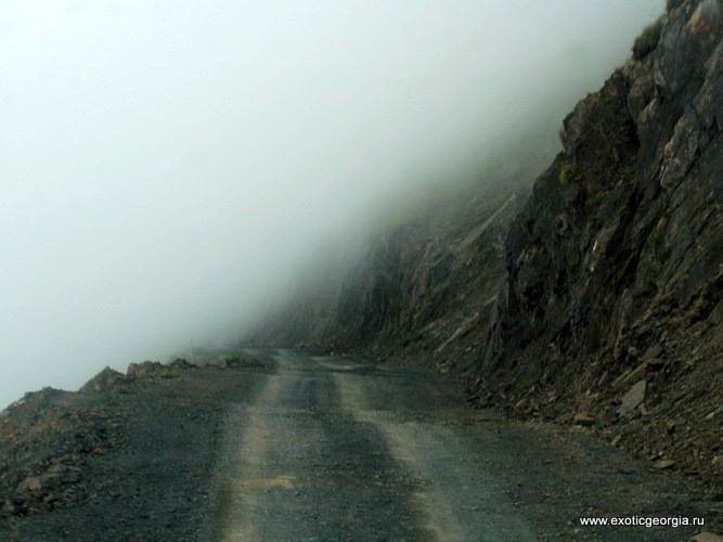 Дорога на перевале Абано (Тушетия) иногда погружается в облака