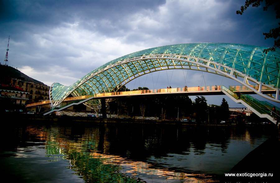 Мост соединяет два берега Мтквари и символизирует связь прошлого и будущего.