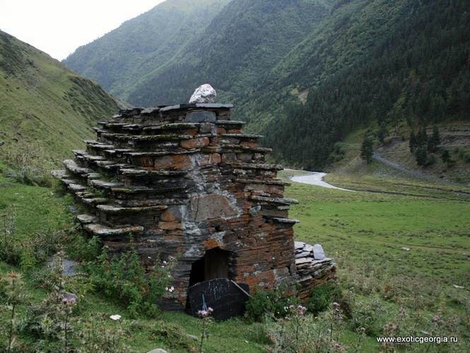 Тушетия, село Дартло. Это сооружение - явный склеп. очень похожий на аналогичные чеченские.